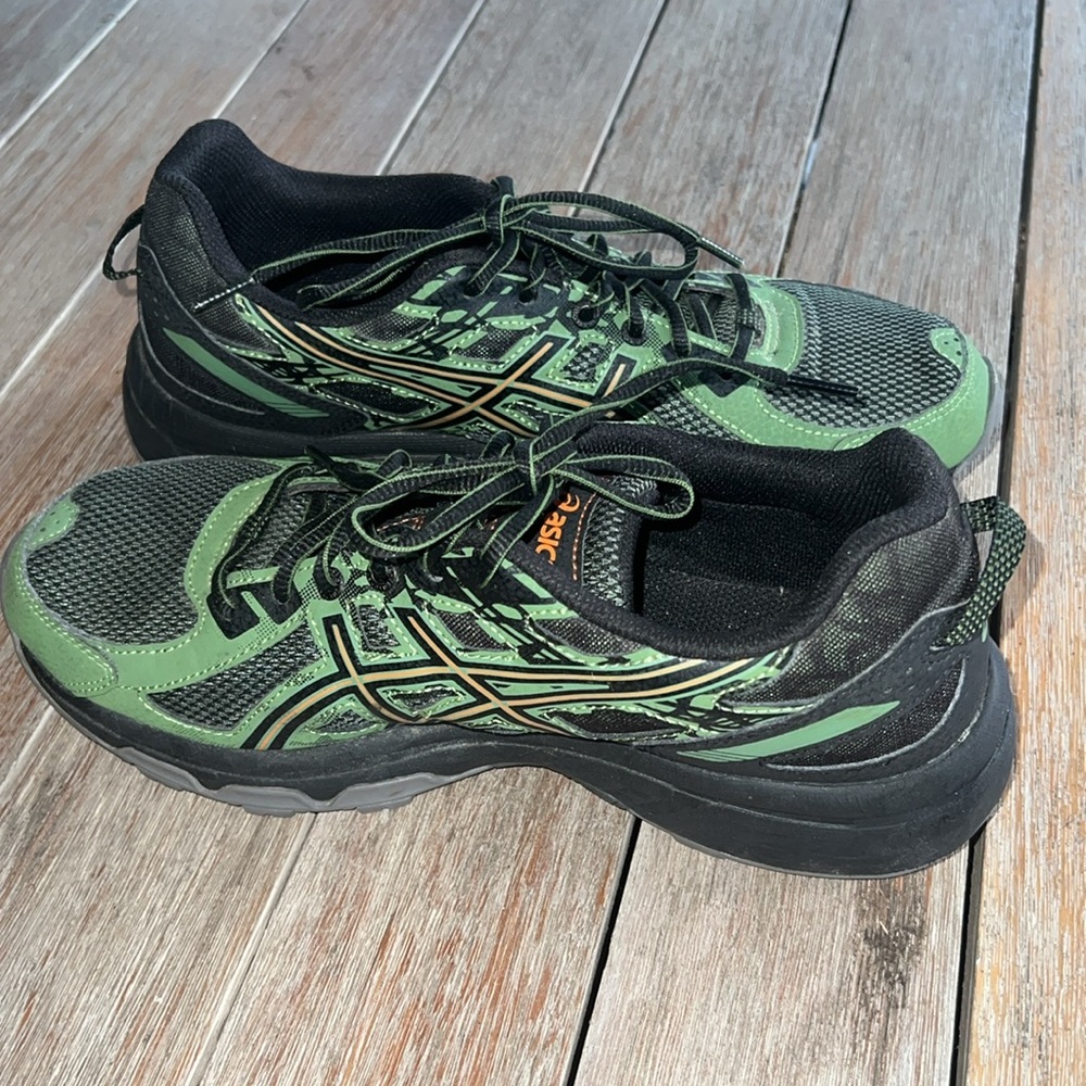 ASCIS Mens tennis shoes Size: 9.5                    Color: green
